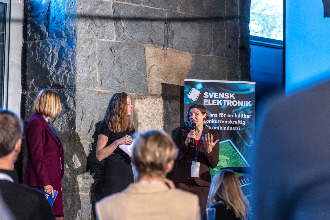 Elisabet Österlund, Sara Lundberg och Anna Wibom på scen 