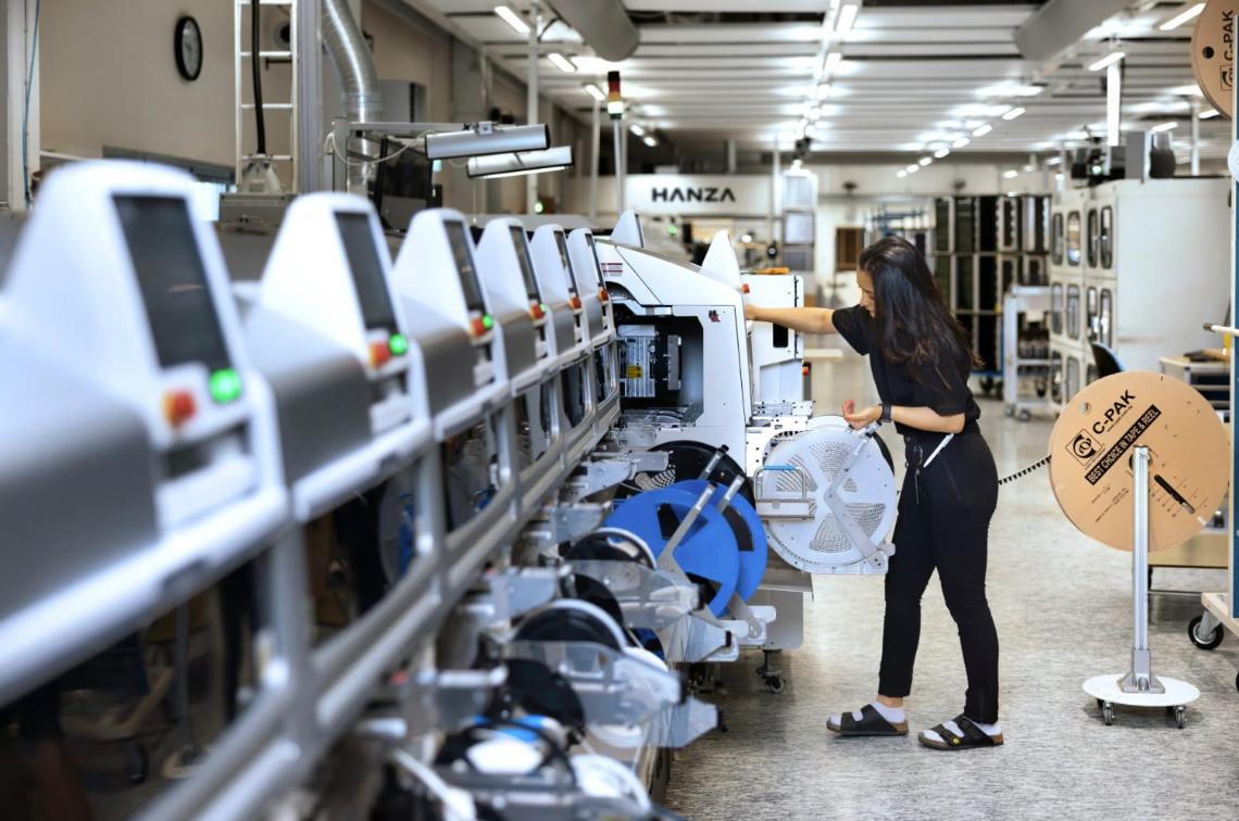 Kvinna i industrimiljö 