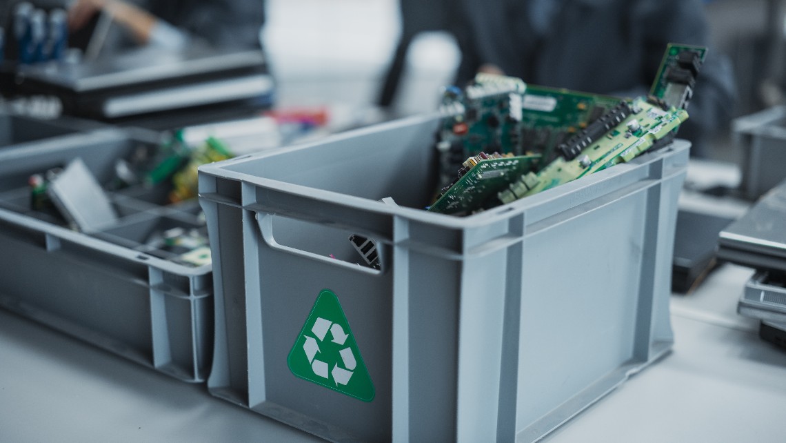 Elektronikdelar i låda för återvinning